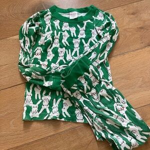 Hanna Andersson Green and White Bunny Pajama Set